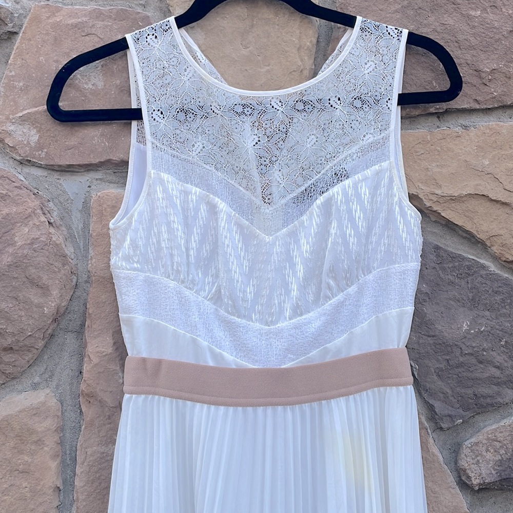 BCBG white dress with lace detail size 0 - Picture 8 of 14